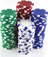 Participa la un turneu de poker